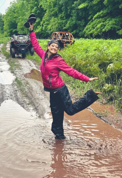 Sara Foz off-roading in the mud